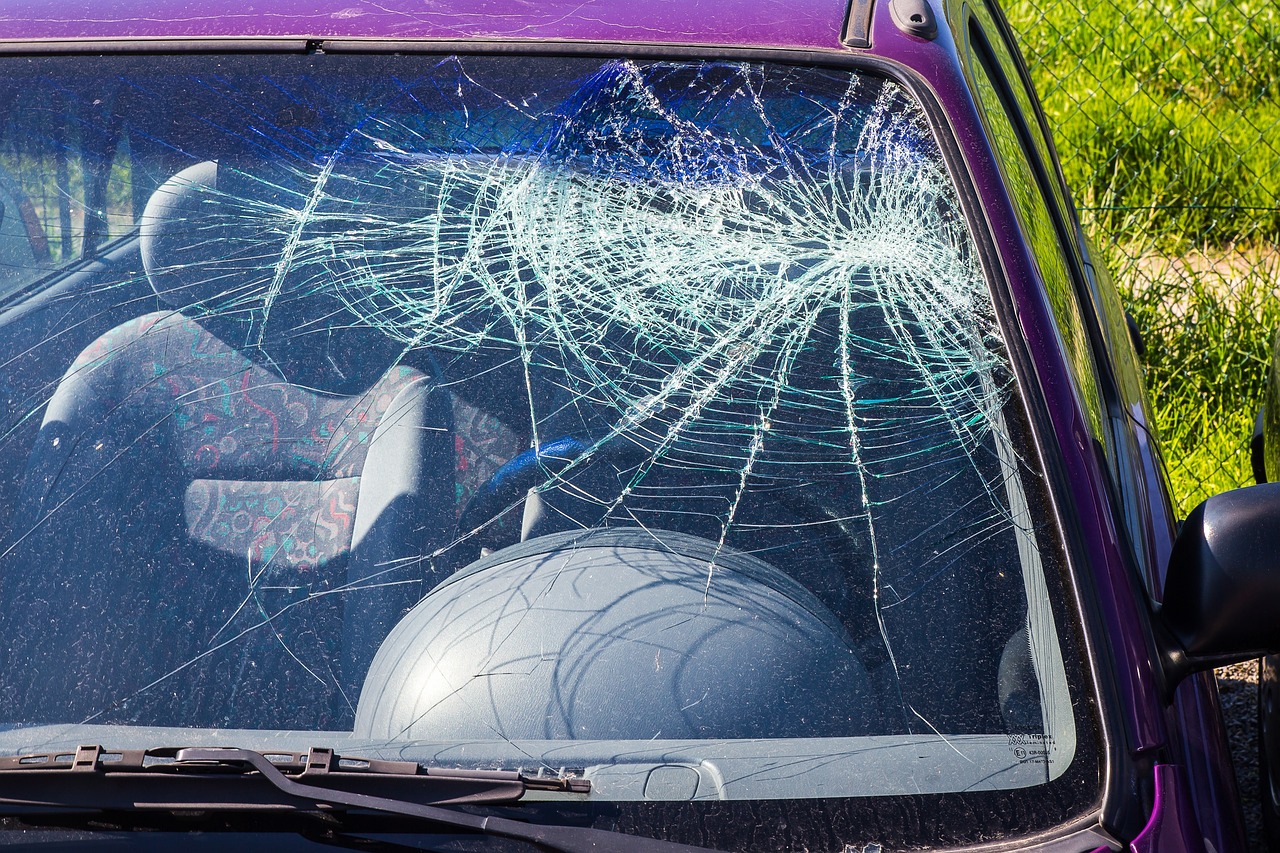 试驾问界遭遇车祸，骨折之痛警醒安全警钟